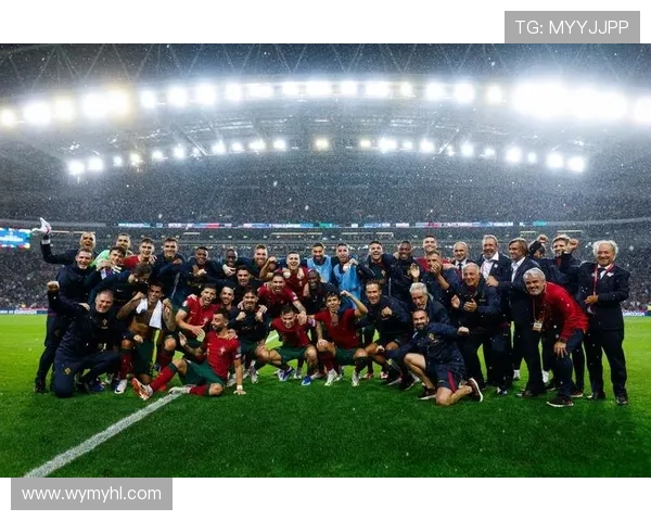 C罗分享球队合影庆祝晋级世界杯激励全队继续奋斗为葡萄牙加油